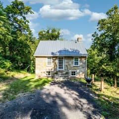 Romantic Stone Cottage Circa 1869-75 acres to Hike