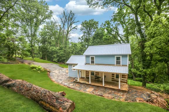 Cabin On The Cliffside - Image 1