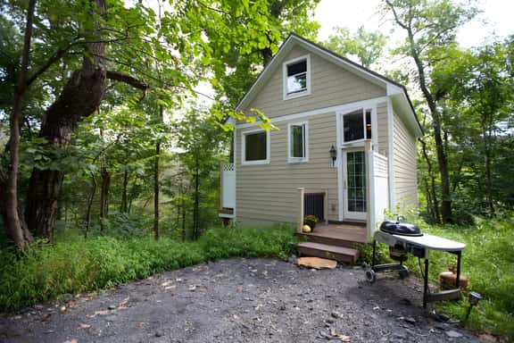 Tranquil Treehouse Cottage, King Bed, River View - Image 1