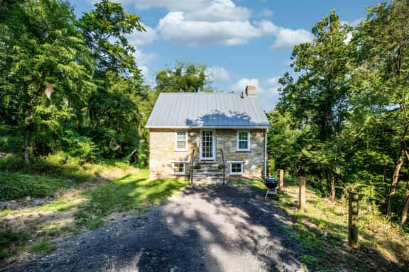 Romantic Stone Cottage Circa 1869-75 acres to Hike - Image 1