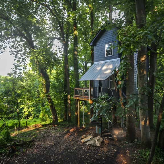 Romantic Treehouse Stay in the Sky - Image 1
