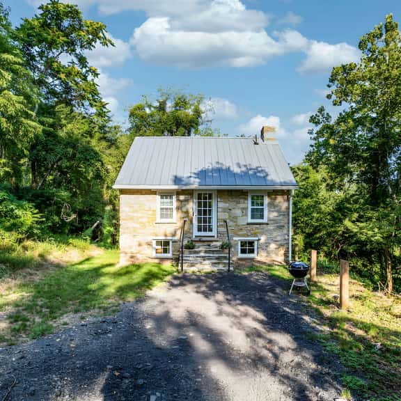Romantic Stone Cottage Circa 1869-75 acres to Hike - Image 1