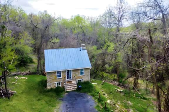 Romantic Stone Cottage Circa 1869-75 acres to Hike