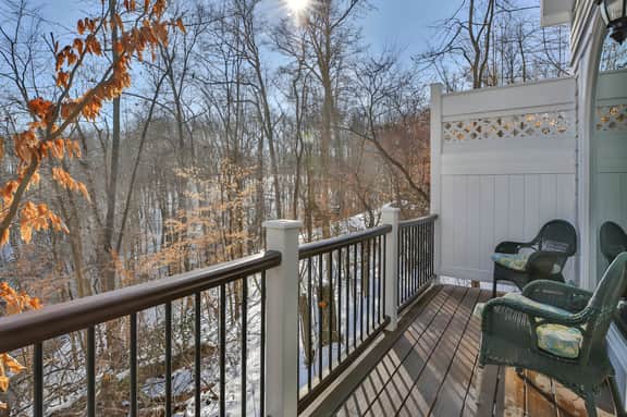 Tranquil Treehouse Cottage, King Bed, River View