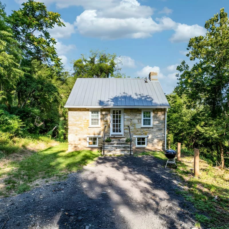 Romantic Stone Cottage Circa 1869-75 acres to Hike